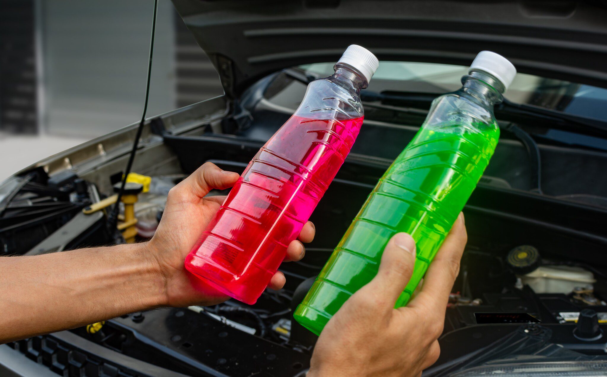 LÍQUIDO ANTICONGELANTE  ¿Por qué hay distintos colores de líquido  refrigerante? ¿Qué significan?